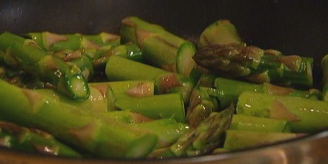 Рецепт пенне со спаржей, стручковой фасолью и шалфеем