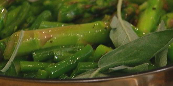 Рецепт пенне со спаржей, стручковой фасолью и шалфеем