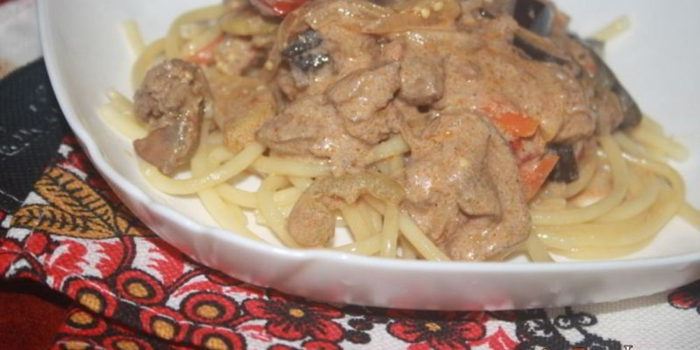 Как приготовить куриную печень с овощами в сметанном соусе