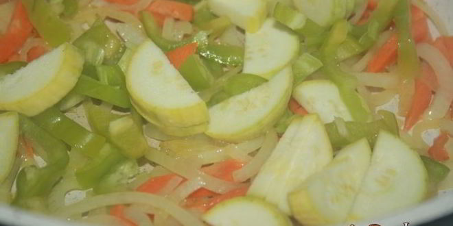 Рецепт куриной печени с овощами в сметанном соусе