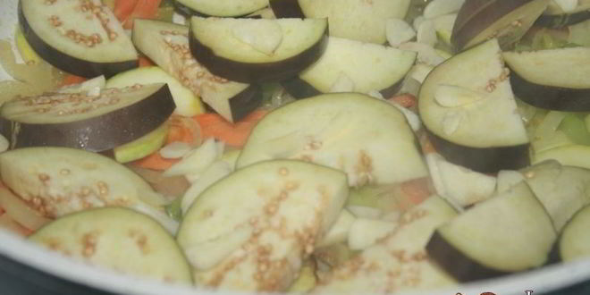 Рецепт куриной печени с овощами в сметанном соусе