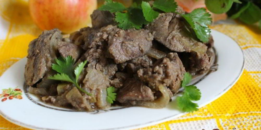 Как приготовить куриную печень с яблоками и луком