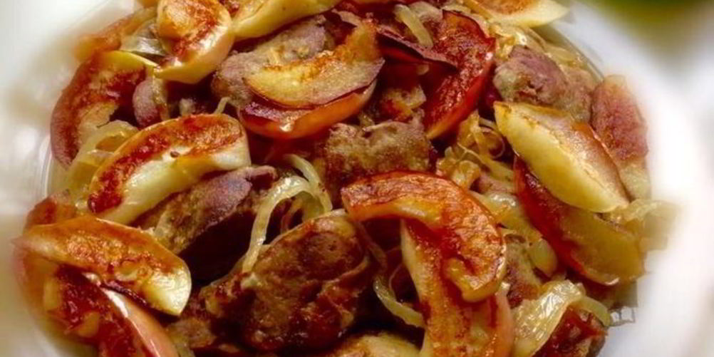 Как приготовить куриную печень с жареными яблоками
