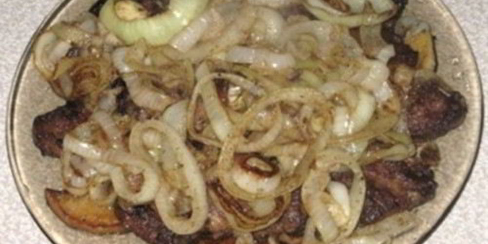 Как приготовить печень с луком и яблоками по-берлински