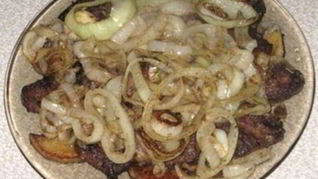 Рецепт Печени с луком и яблоками по-берлински