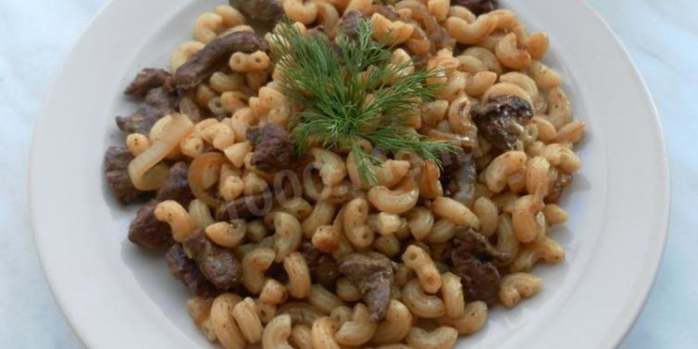 Как приготовить печень с макаронами и луком