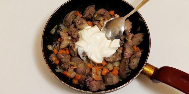 Рецепт печени с морковью и сметаной