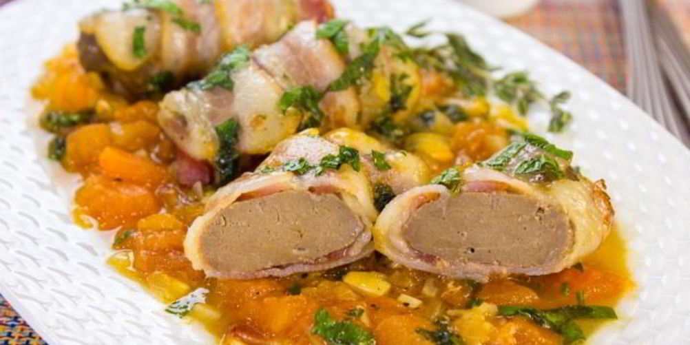 Как приготовить печень в беконе в томатном соусе