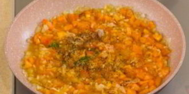 Рецепт печени в беконе в томатном соусе