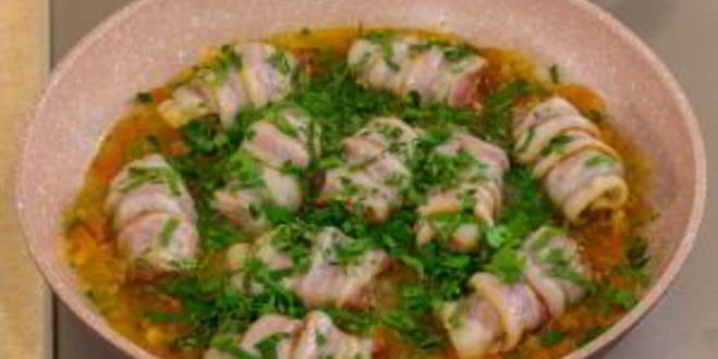 Рецепт печени в беконе в томатном соусе