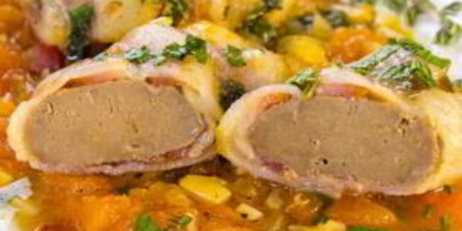 Рецепт печени в беконе в томатном соусе