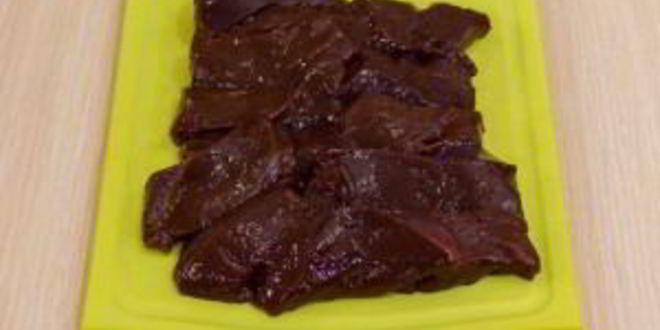 Рецепт печени в беконе в томатном соусе