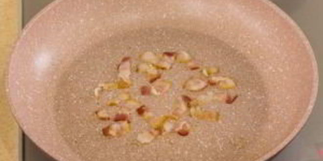 Рецепт печени в беконе в томатном соусе