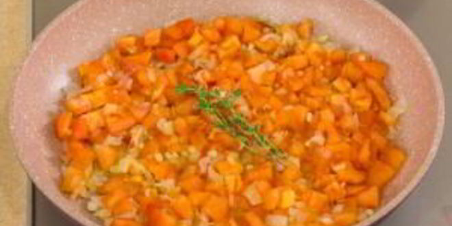 Рецепт печени в беконе в томатном соусе