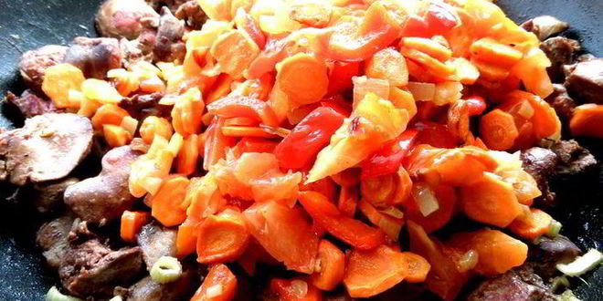 Рецепт печени в горшочке в сметанно-томатном соусе с овощами