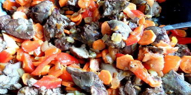 Рецепт печени в горшочке в сметанно-томатном соусе с овощами