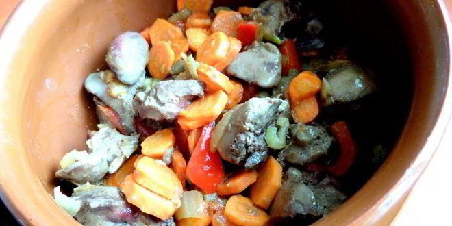 Рецепт печени в горшочке в сметанно-томатном соусе с овощами