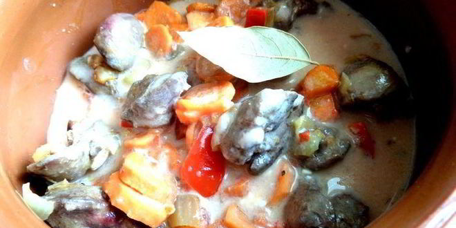 Рецепт печени в горшочке в сметанно-томатном соусе с овощами