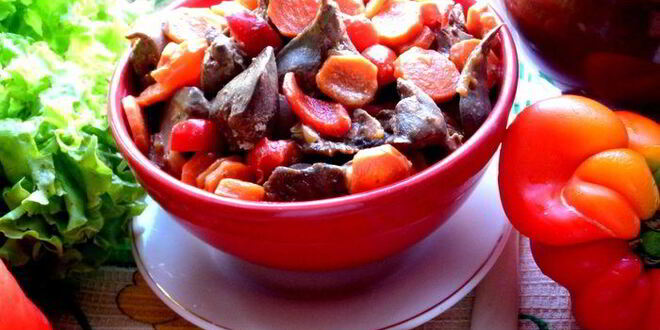 Рецепт печени в горшочке в сметанно-томатном соусе с овощами