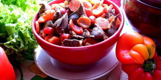 Рецепт печени в горшочке в сметанно-томатном соусе с овощами