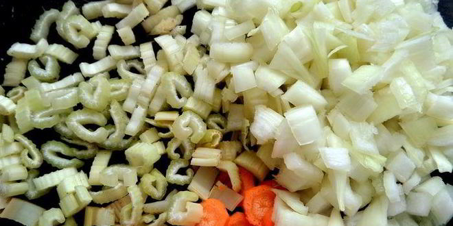 Рецепт печени в горшочке в сметанно-томатном соусе с овощами