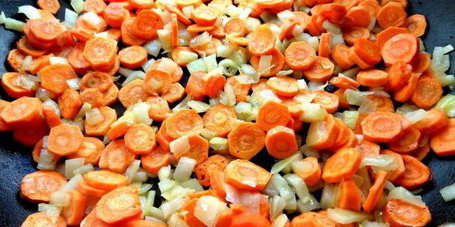 Рецепт печени в горшочке в сметанно-томатном соусе с овощами