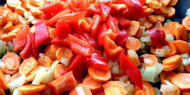 Рецепт печени в горшочке в сметанно-томатном соусе с овощами