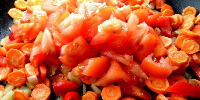 Рецепт печени в горшочке в сметанно-томатном соусе с овощами