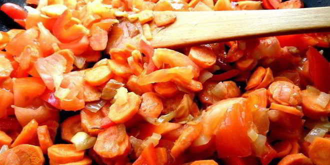 Рецепт печени в горшочке в сметанно-томатном соусе с овощами