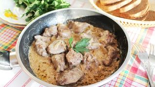 Рецепт Печени жареной куриной с луком в сметане на сковороде