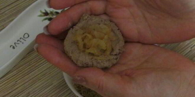 Рецепт печеночных шариков с жареным луком в фисташках