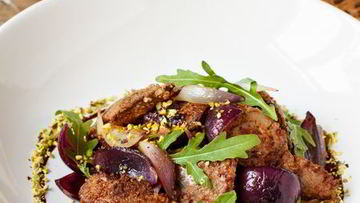 Рецепт Жареной куриной печени с фисташками и рукколой