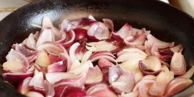 Рецепт жареной куриной печени с фисташками и рукколой