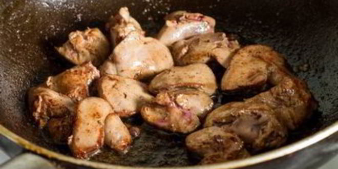 Рецепт жареной куриной печени с фисташками и рукколой