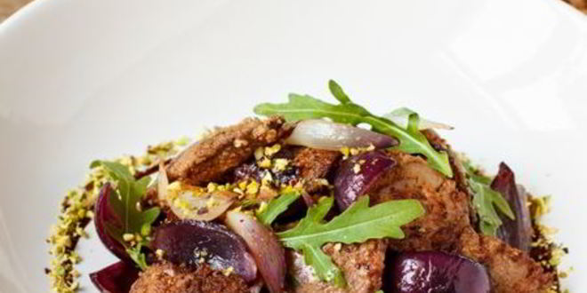 Рецепт жареной куриной печени с фисташками и рукколой