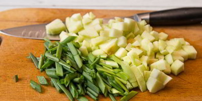 Рецепт жареной куриной печени с яблоками и сладким перцем