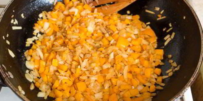 Рецепт жареной куриной печени с яблоками и сладким перцем