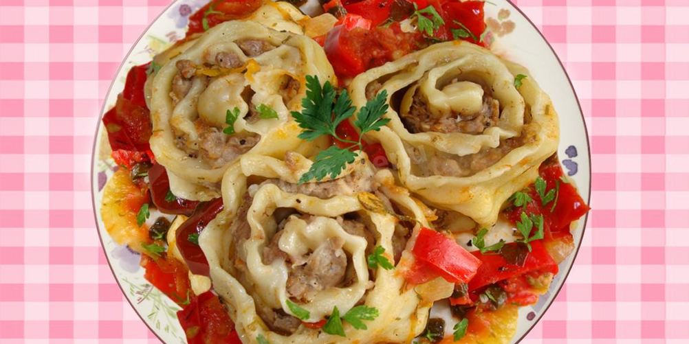 Как приготовить ленивые пельмени на овощной подушке в духовке