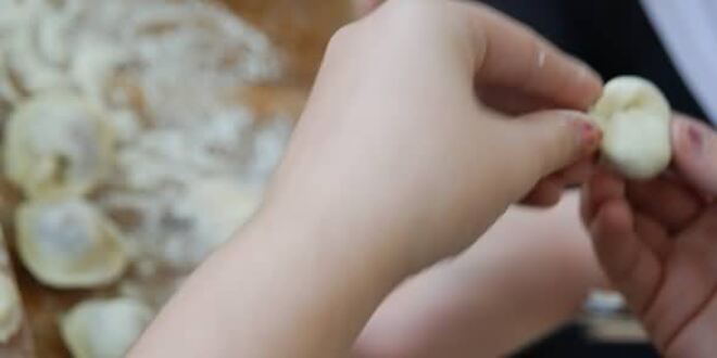 Рецепт пельменей с фаршем и соком ягод