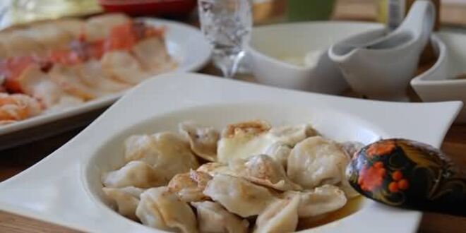 Рецепт пельменей с фаршем и соком ягод