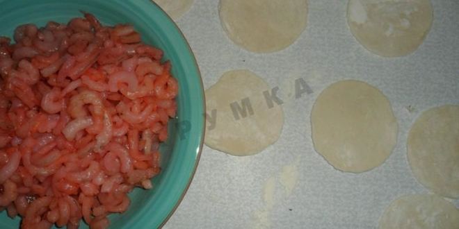 Рецепт пельменей с креветками и сыром