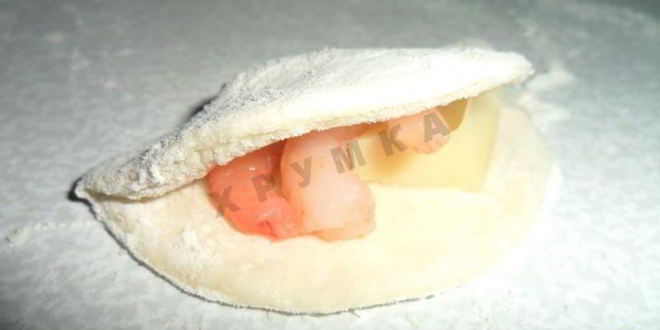 Рецепт пельменей с креветками и сыром