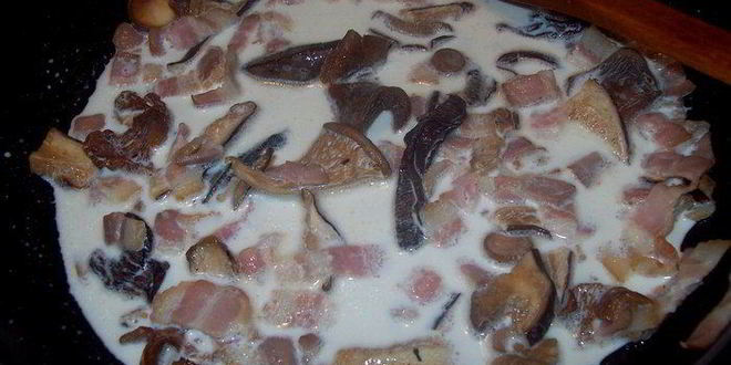 Рецепт пельменей томленных в горшочке с беконом и лесными грибами