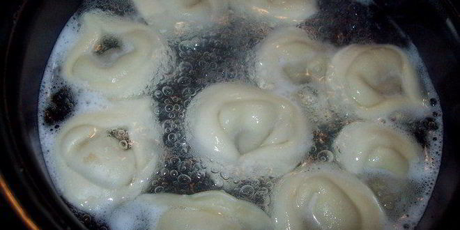 Рецепт пельменей томленных в горшочке с беконом и лесными грибами