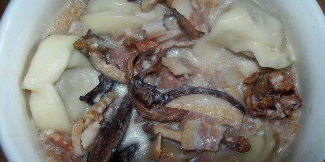 Рецепт пельменей томленных в горшочке с беконом и лесными грибами