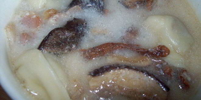 Рецепт пельменей томленных в горшочке с беконом и лесными грибами
