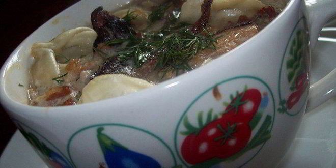 Рецепт пельменей томленных в горшочке с беконом и лесными грибами