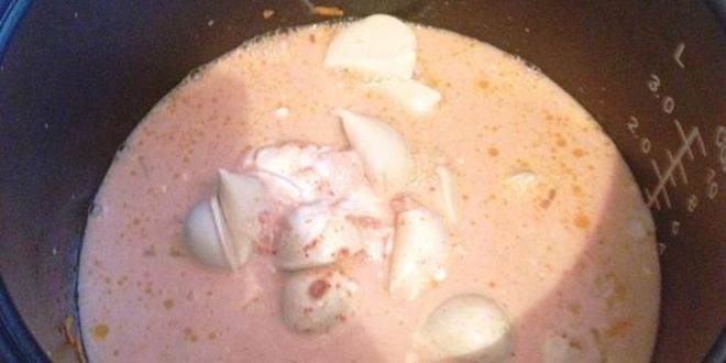 Рецепт пельменей тушеных с соусом в мультиварке