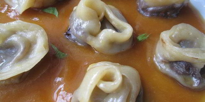 Рецепт шоколадных пельменей в соусе из манго