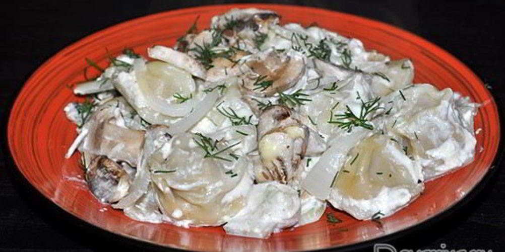 Как приготовить запеченные пельмени с грибами и соусом